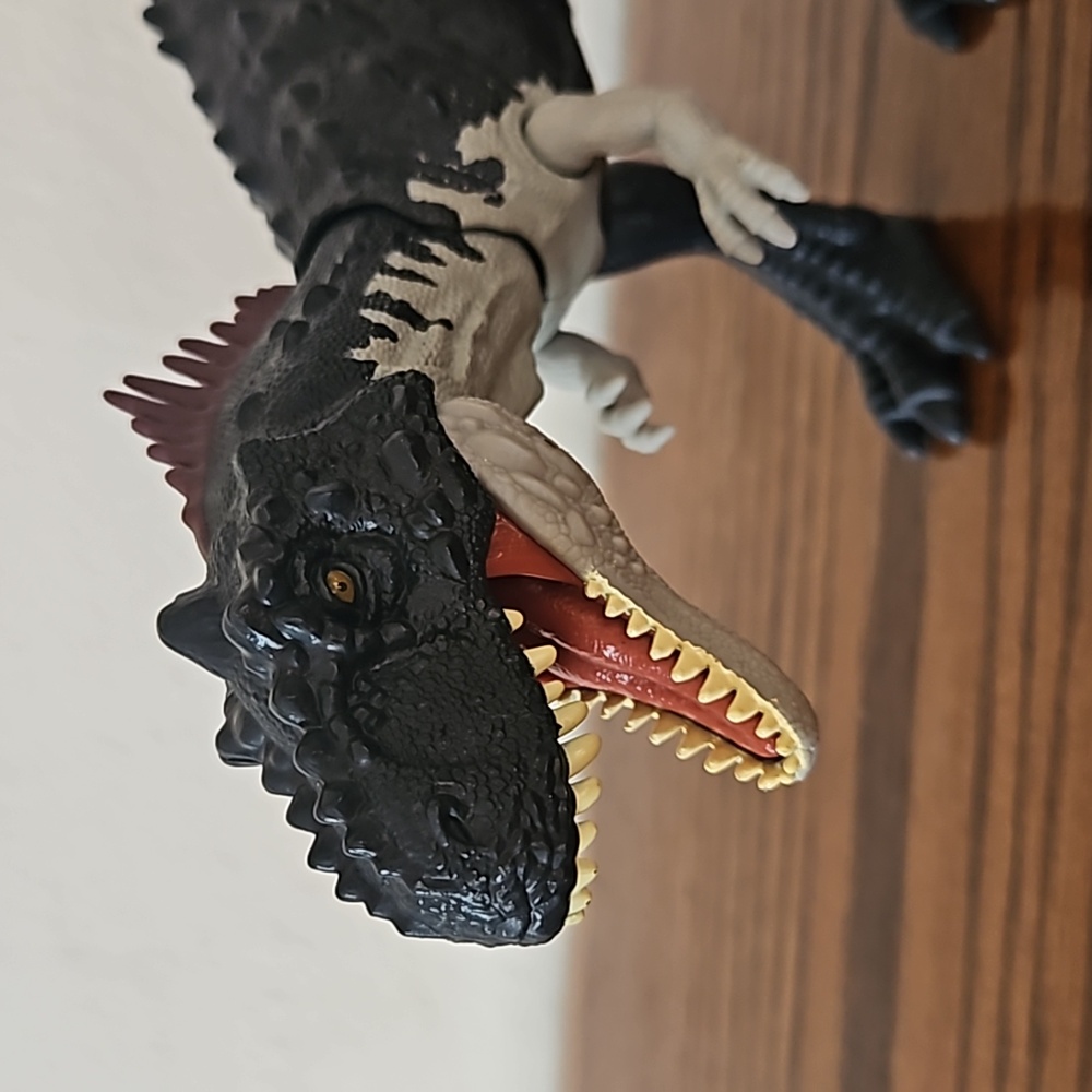 Jurrasic World Dominion Dinosaur Attack and Sound Dinosaur